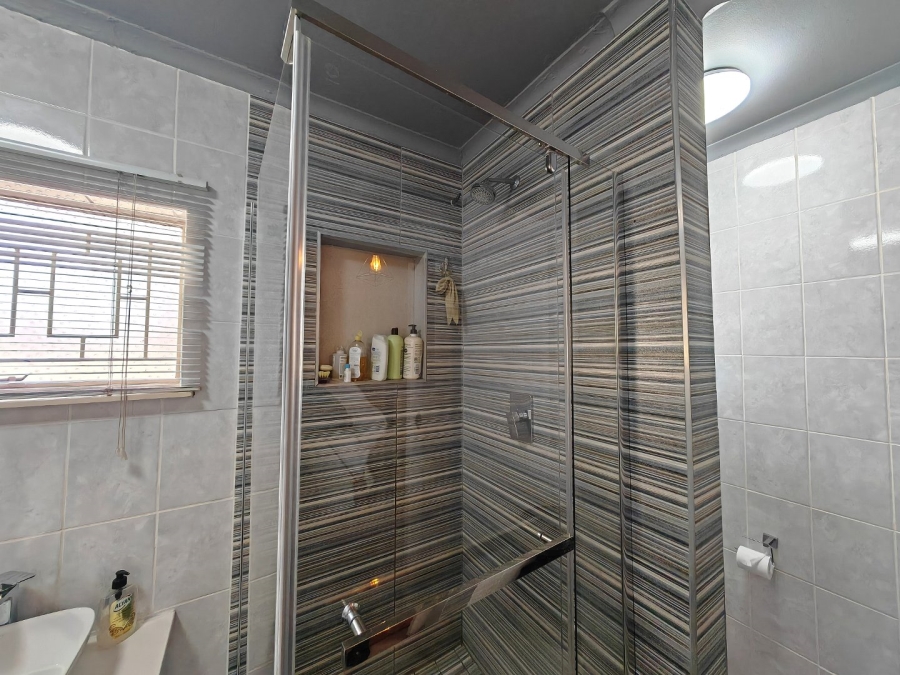 5 Bedroom Property for Sale in Heuwelsig Free State